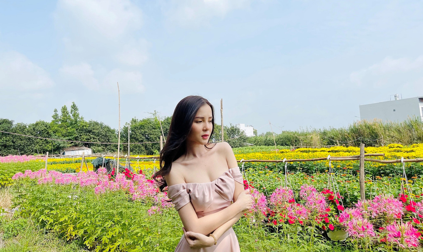 Hoa khôi Thúy Vi khoe sắc vóc gợi cảm bên làng hoa đón Xuân ảnh 3