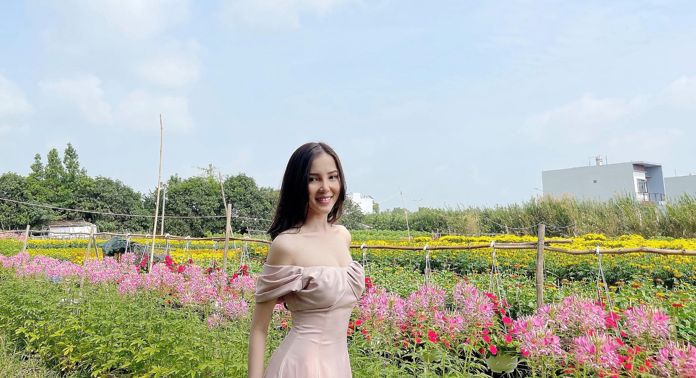 Hoa khôi Thúy Vi khoe sắc vóc gợi cảm bên làng hoa đón Xuân ảnh 2