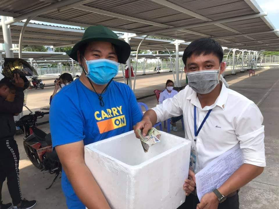 Tình nguyện viên chống dịch Cần Thơ góp tiền giúp đỡ xe ôm bị nạn ảnh 5