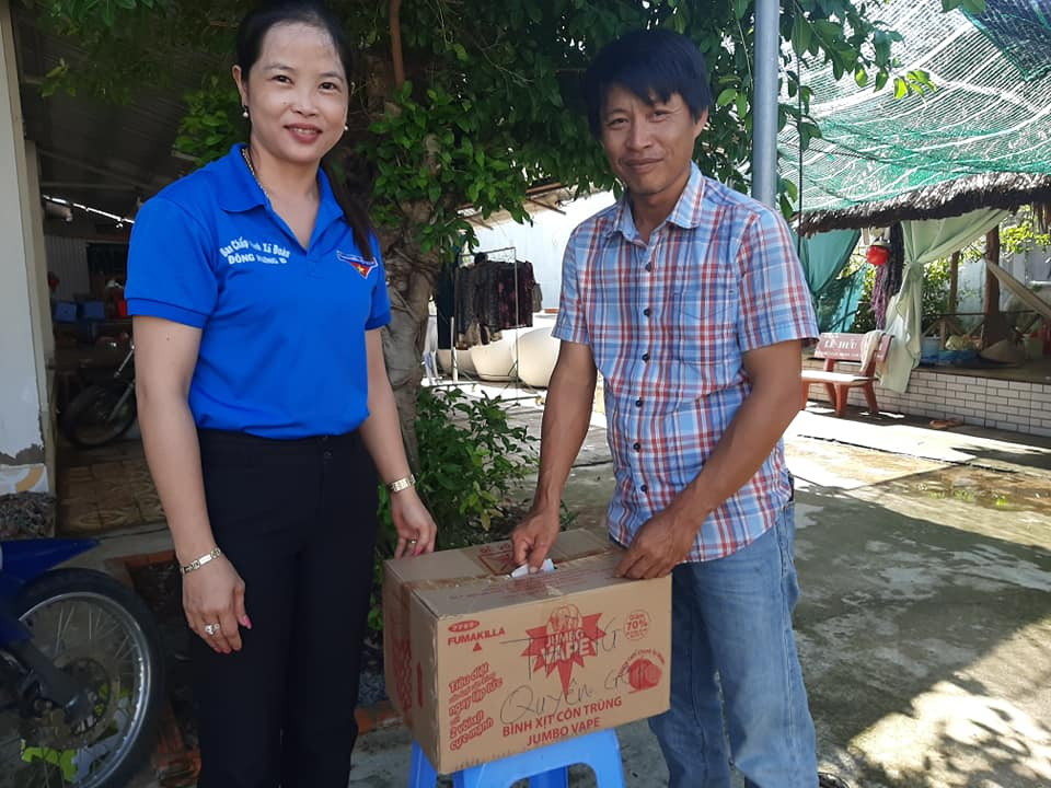 Đoàn viên rửa xe gây quỹ tặng quà cho trẻ khuyết tật vui trung thu ảnh 3