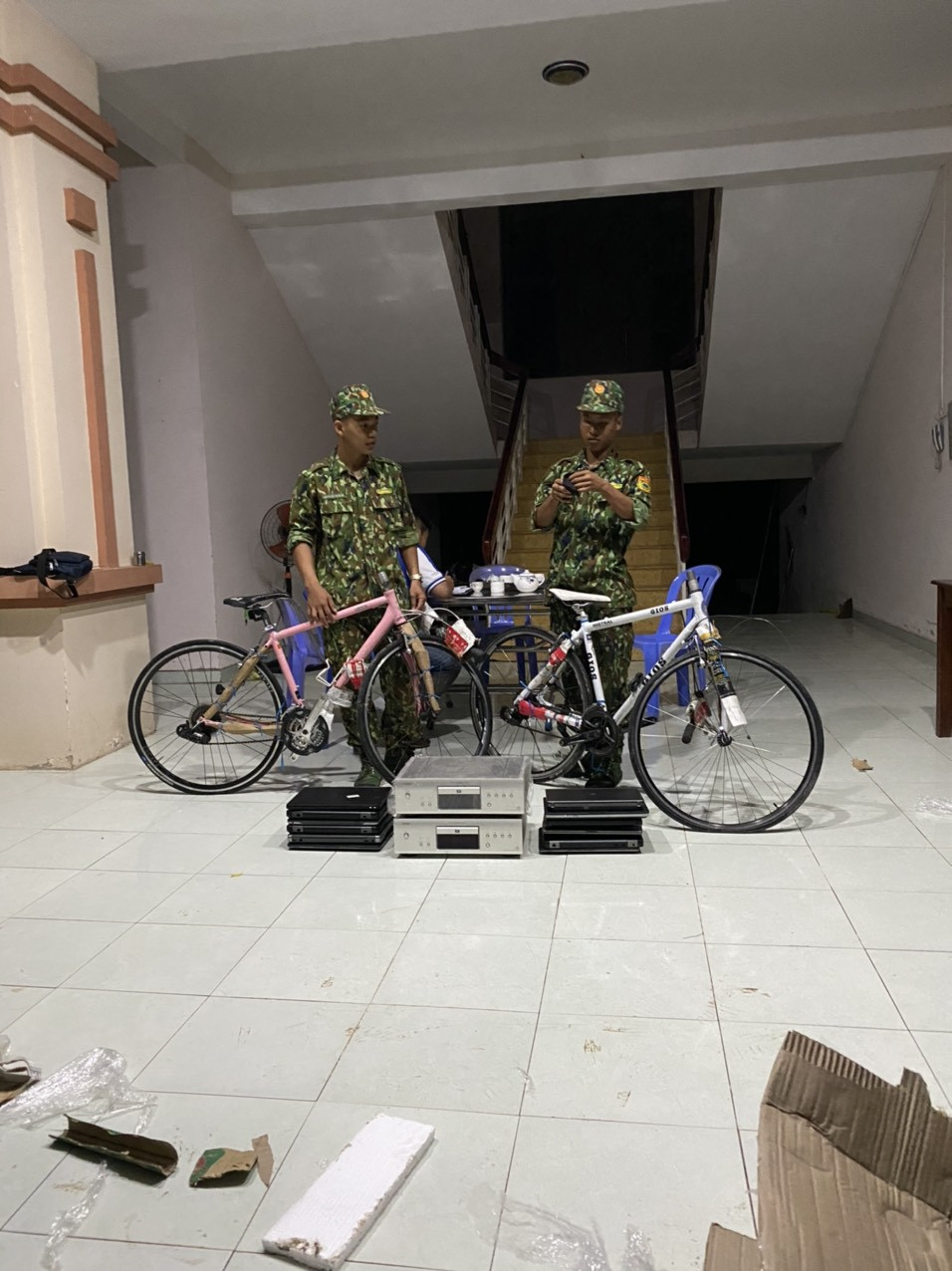 Cận cảnh muôn kiểu tuồn hàng lậu qua biên giới mùa nước nổi ảnh 3