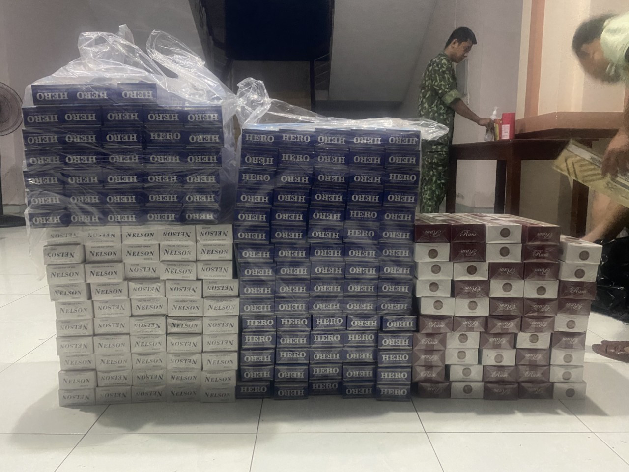 Cận cảnh muôn kiểu tuồn hàng lậu qua biên giới mùa nước nổi ảnh 2