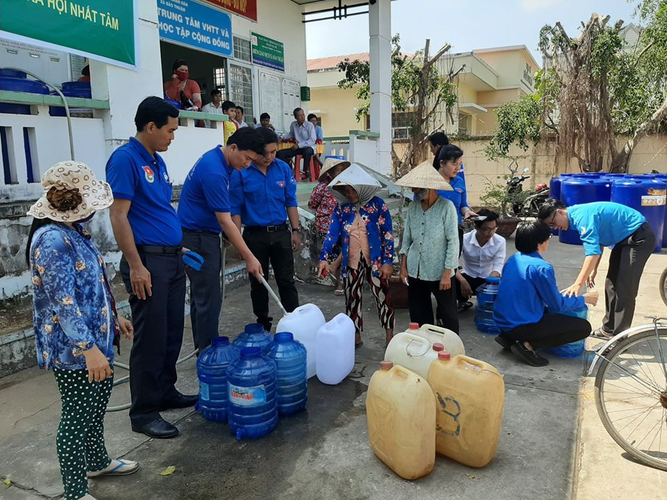 Hỗ trợ nước cho người dân Bến Tre Bạn trẻ bơm nước vào thùng giúp người dân Bà Nguyễn Thị Cúc ở xã Phú Đức, huyện Châu Thành, Bến Tre nói rằng, trước giờ khu vực này toàn nước ngọt, cách nay 4 năm có mặn ít hôm là hết nhưng năm nay thì mặn đắng, mọi sinh hoạt vô cùng khó khăn. Người dân mong mỏi từng giọt nước ngọt Cây ăn trái khô lá ở Tiền Giang Lúa cháy khô Kênh rạch cạn khô ở Tiền Giang Hiện nay toàn vùng ĐBSCL có khoảng 95.600 hộ dan thiếu nước sạch sinh hoạt, tỏng đó, riêng tỉnh Bến Tre có 20.000 hộ. Từ đầu năm đến nay, các ngành chức năng đã vận động mọi nguồn lực để phục vụ nước sạch sinh hoạt cho người dân. Trước tình thế khó khăn về nguồn nước, nhiều đơn vị, mạnh thường quân đã 'chi viện' khẩn cấp hàng nghìn khối nước phục vụ người dân. Người dân vét từng giọt nước để cứu lúa ở Tiền Giang Thu hoạch lúa ở Tiền Giang Người dân chia sẻ nước để cứu cây ăn trái ở Tiền Giang Trước tình hình hạn hán, xâm nhập mặn nghiêm trọng xảy ra trên địa bàn, UBND tỉnh Tiền Giang đã quyết định phương án vận chuyển nước ngọt chống hạn, mặn phục vụ tưới cho cây ăn trái, trước mắt cho cây sầu riêng trong mùa khô năm nay trên địa bàn các huyện, thị phía Tây. Thời gian hỗ trợ đến hết tháng 4/2020, với tổng nhu cầu nước tưới gần 1,38 triệu m3. Cách thức là thuê xà lan lấy nước tại cầu Mỹ Thuận, sau đó giao nước tại các ao chứa thuộc các huyện Cái Bè, Cai Lậy, Châu Thành và thị xã Cai Lậy, tại các vàm kênh, rạch ven sông Tiền dọc theo các địa phương này, sau đó sẽ tổ chức trung chuyển nước từ nơi nhận nước về đến các xã, kể cả trang bị các vật tư thiết bị phục vụ việc cấp nước cho nhân dân. Kênh khô cằn Người dân chở từng can nước về cứu cây ăn trái Nhiều con sông cạn queo ở Tiền Giang Tình hình xâm nhập mặn trên địa bàn tỉnh Tiền Giang diễn biến phức tạp, để chống xâm nhập mặn, các địa phương đã sử dụng các ô bao để ứng phó, nhưng do độ mặn cao, duy trì lâu, không có nguồn nước ngọt để lấy bổ sung, người dân phải mua nước ngọt để tưới cho cây ăn trái mà chủ yếu là cây sầu riêng có giá trị kinh tế cao và mẫn cảm với mặn. Phương án khẩn cấp này nhằm để đảm bảo nước tưới cho diện tích trên 36.000ha vườn cây ăn trái phía Nam Quốc lộ 1 đang bị thiếu nước thuộc địa bàn các huyện Cái Bè, Cai Lậy, Châu Thành và thị xã Cai Lậy, mà trước mắt là ‘giải cứu’ cho hơn 13.000ha sầu riêng đang thiếu nước, nhất là số đang bị suy kiệt. Cây ăn trái ở huyện Chợ Lách, Bến Tre héo vì thiếu nước Dòng sông ở xã Bình Phan, huyện Chợ Gạo, Tiền Giang mấy chục năm nay chưa bao giờ cạn nhưng giờ thì trơ đáy Đất nứt nẻ dưới lòng sông Theo Viện khoa học Thủy lợi Miền Nam, từ ngày 7 - 15/3 chiều sâu mặn xâm nhập với ranh 4g/l tại sông Vàm Cỏ (Vàm Cỏ Đông, Vàm Cỏ Tây) phạm vi ảnh hưởng từ 100 - 110 km, sâu hơn gần 10 km so với tháng 2/2020. Cửa sông Cửu Long (Sông Cửa Tiểu, Cửa Đại) ảnh hưởng khoảng 60 km; sông Hàm Luông khoảng 78 km; sông Cái Lớn phạm vi ảnh hưởng khoảng 65 km. Đồng thời, dự báo từ ngày 15/3 đến 6/4 mặn sẽ giảm dần, phạm vi cách biển từ 35 - 40 km trở vào ở cửa sông cửu Long có khả năng có nước ngọt khi triều thấp. Tuy vậy trên sông Hàm Luông, cửa Tiểu, cửa Đại mặn vẫn còn khá cao. Cận cảnh hạn mặn khốc liệt đe dọa cuộc sống người dân ĐBSCL ảnh 3