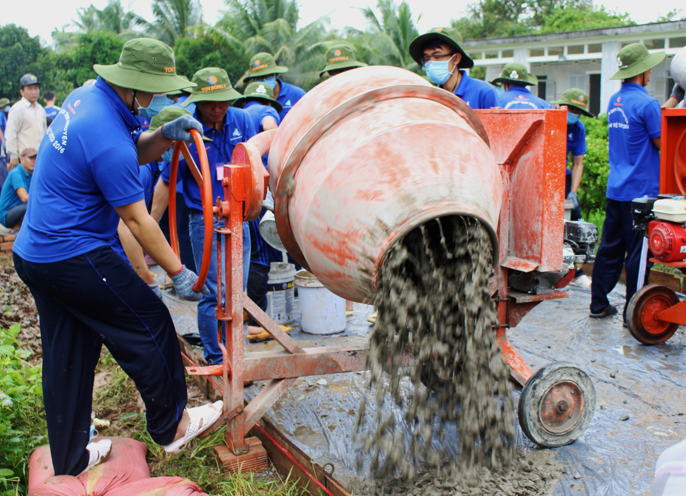 Chiến dịch hè tập trung xây dựng nông thôn mới và Bến Tre xanh ảnh 5
