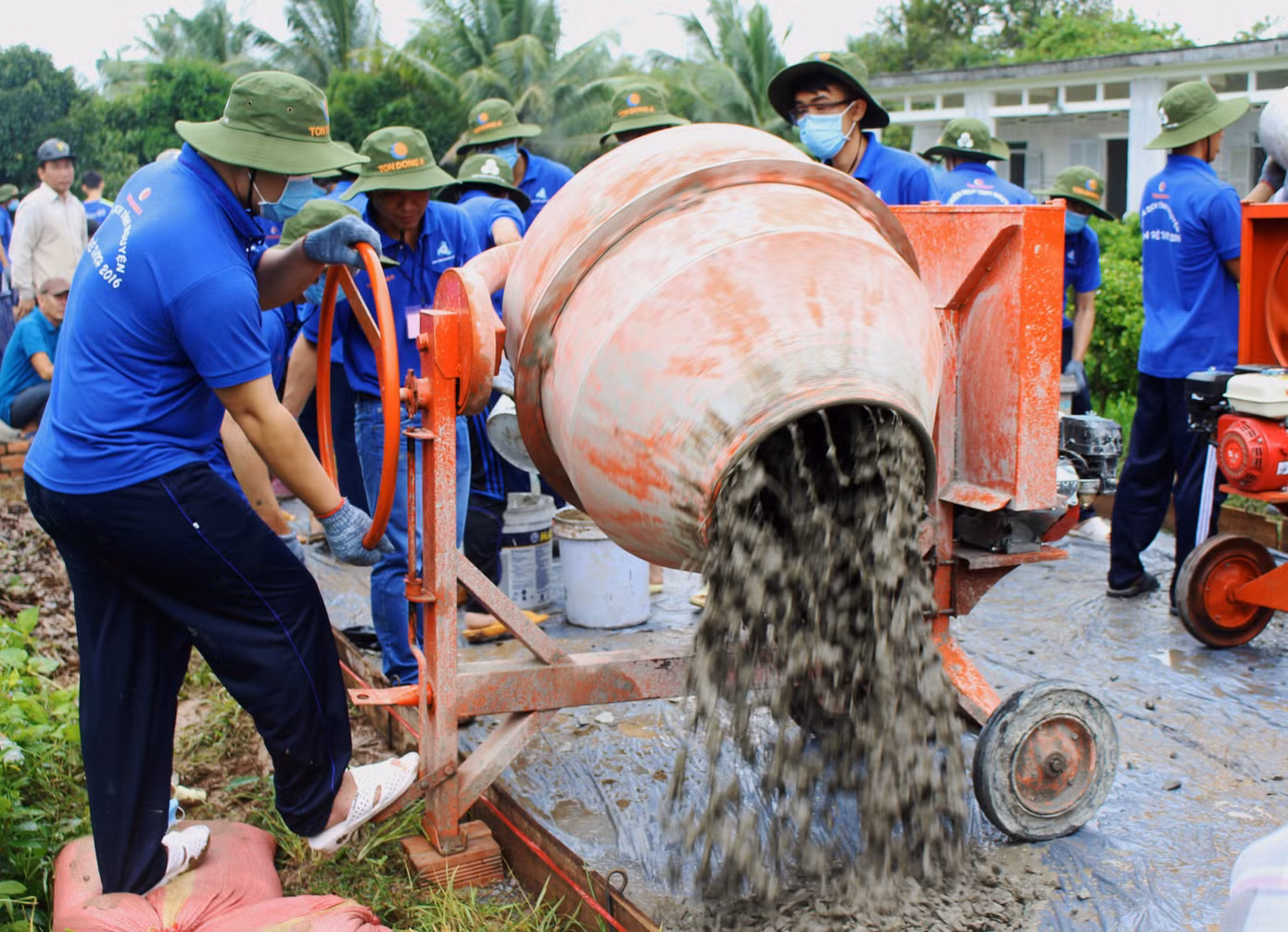 Chiến dịch hè tập trung xây dựng nông thôn mới và Bến Tre xanh ảnh 5