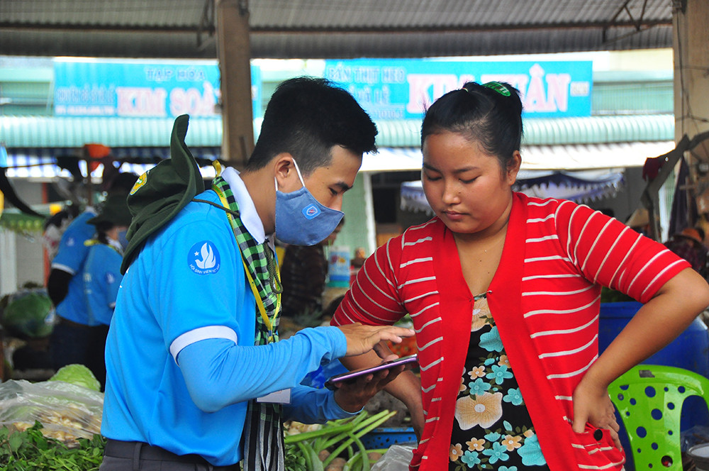 Chiến sỹ tình nguyện 'gõ từng nhà' tuyên truyền phòng dịch ở biên giới ảnh 6