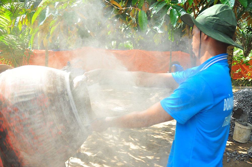 Chiến sỹ tình nguyện 'đội nắng' xây nhà giúp dân nghèo ảnh 12