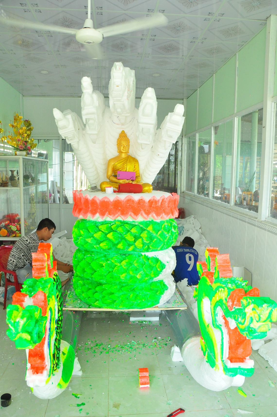 Sinh viên Trà Vinh tất bật làm hoa đăng cho lễ hội Ok Om Bok ảnh 2