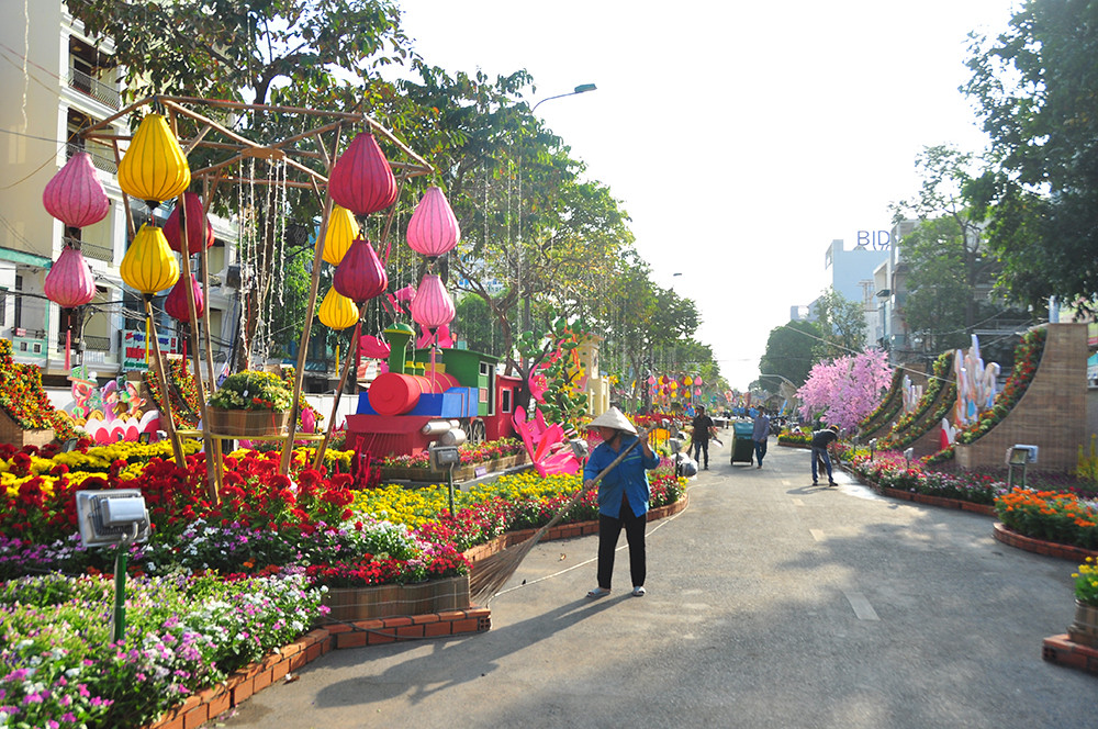 Đường hoa xuân Cần Thơ được làm từ 85 nghìn chậu phục vụ du khách ảnh 2