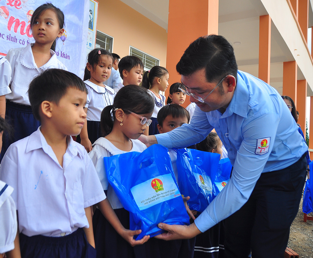 'Chuyến xe ước mơ' mang yêu thương đến với học sinh vùng sâu ảnh 3