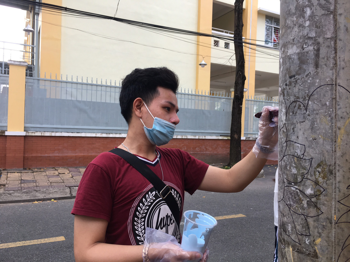 'Trụ điện nở hoa' giữa lòng thành phố Cần Thơ ảnh 4