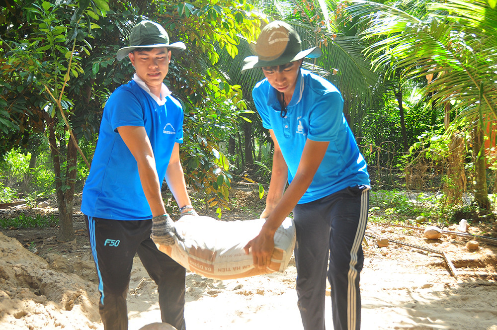 Chiến sỹ tình nguyện 'đội nắng' xây nhà giúp dân nghèo ảnh 3
