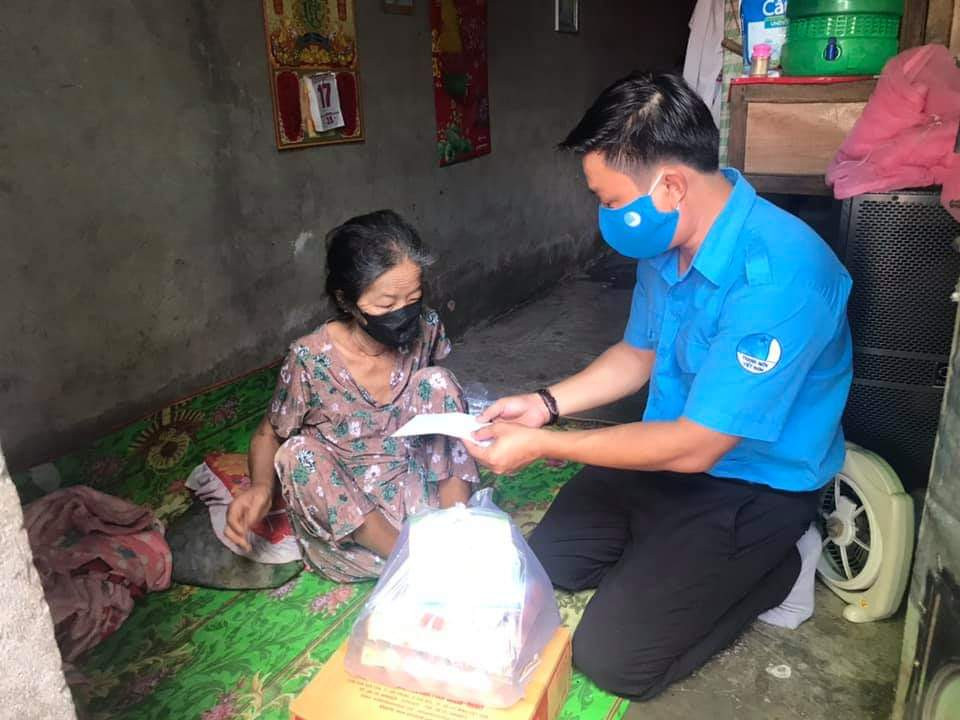 Những tình nguyện viên trẻ đầy nhiệt huyết tại 'ATM gạo' ảnh 10 Những tình nguyện viên trẻ đầy nhiệt huyết tại 'ATM gạo' ảnh 10