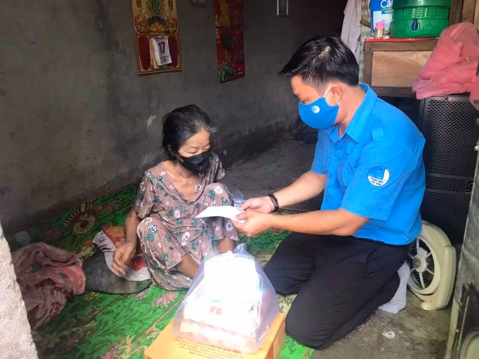 Những tình nguyện viên trẻ đầy nhiệt huyết tại 'ATM gạo' ảnh 10