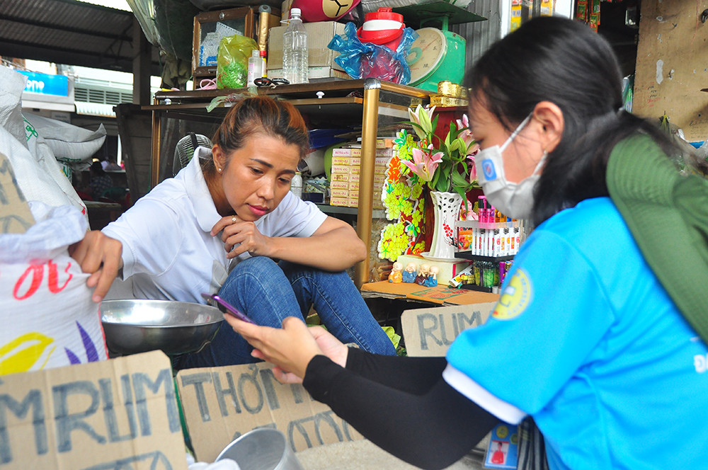 Chiến sỹ tình nguyện 'gõ từng nhà' tuyên truyền phòng dịch ở biên giới ảnh 13