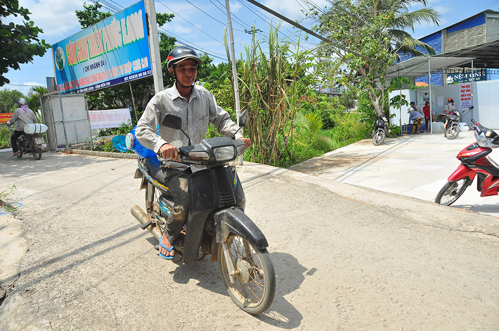 Đầu tư gần 200 triệu mua máy lọc nước mặn thành ngọt tặng miễn phí cho dân ảnh 10