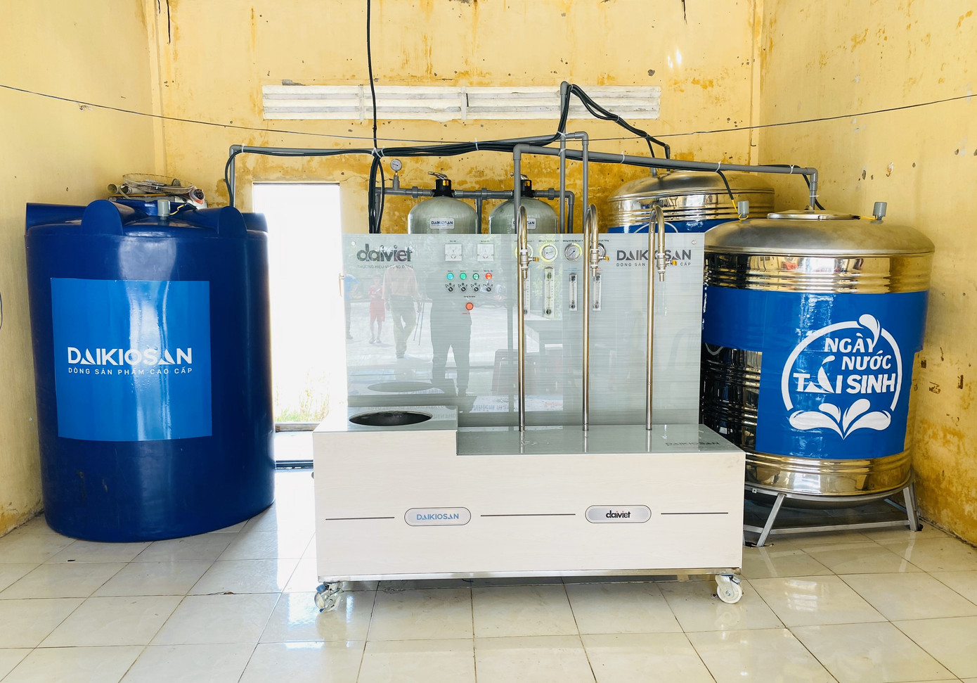 Hệ thống máy lọc nước nhiễm mặn đến với bà con Trà Vinh và Sóc Trăng ảnh 6