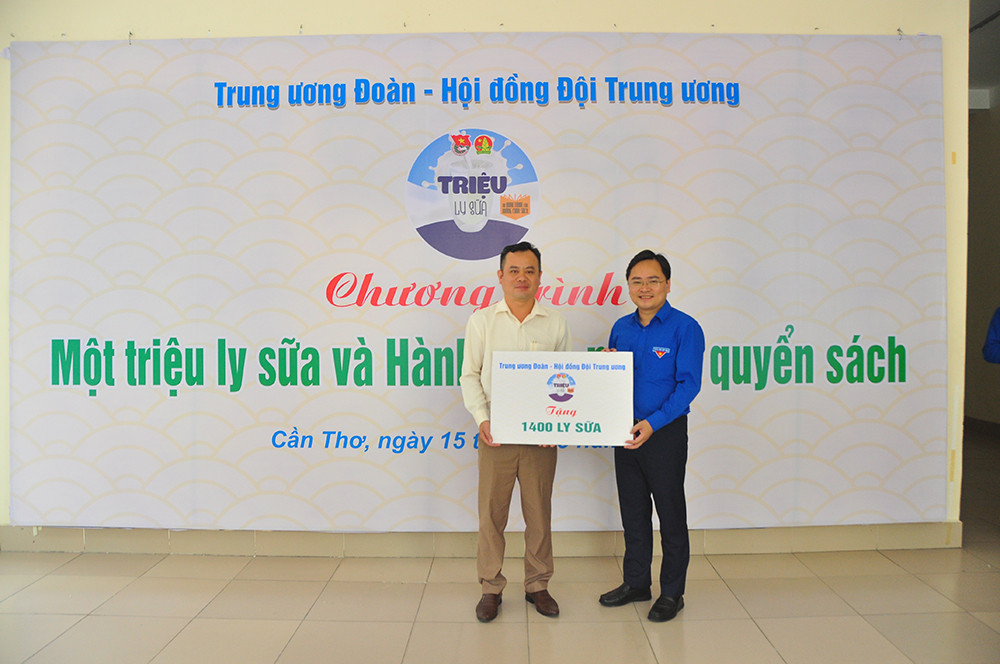 Bí thư Trung ương Đoàn tặng quà cho thiếu nhi Cần Thơ ảnh 2