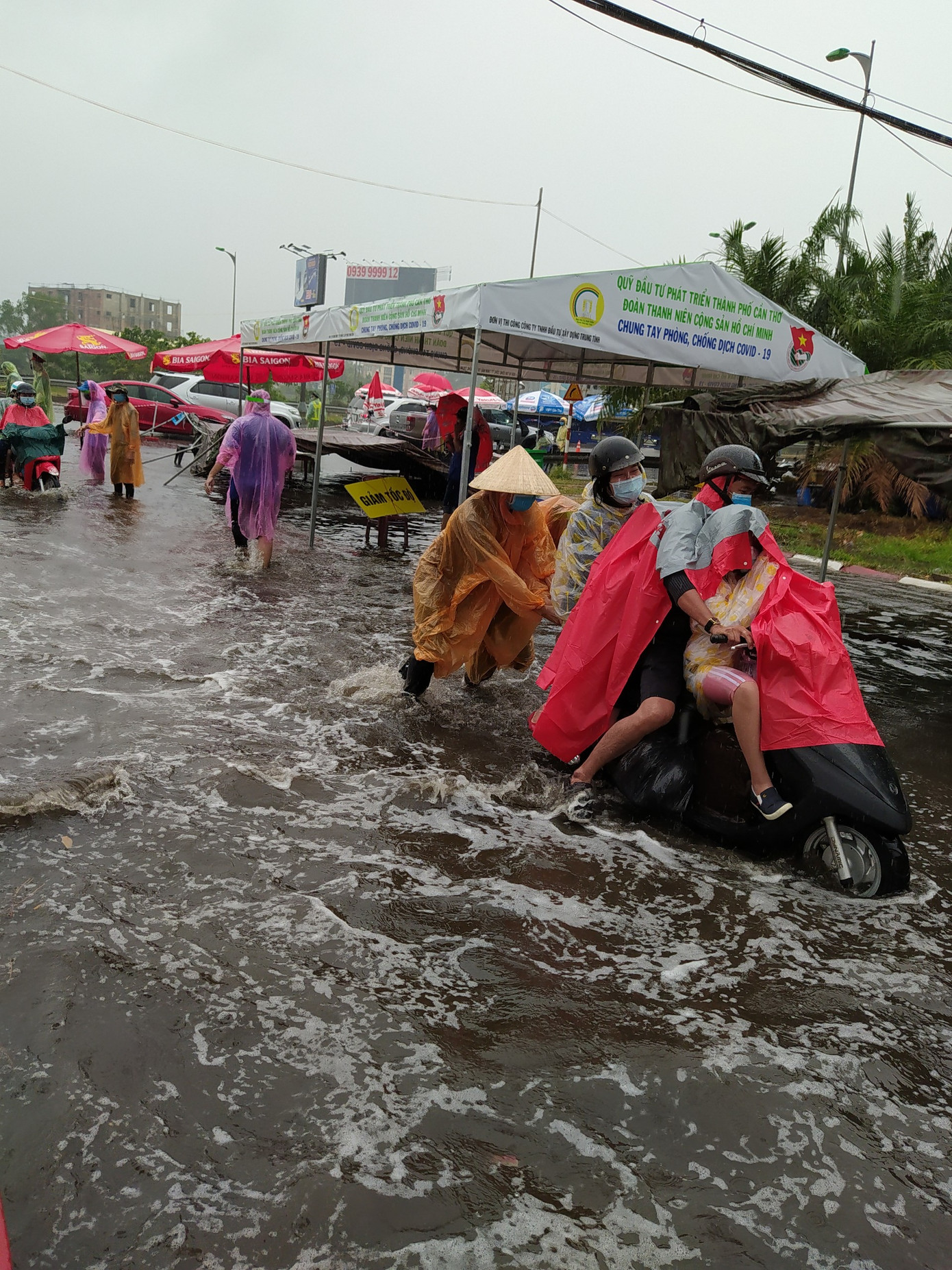 Cảm động tình nguyện viên Cần Thơ dầm mưa giúp dân chống dịch ảnh 3