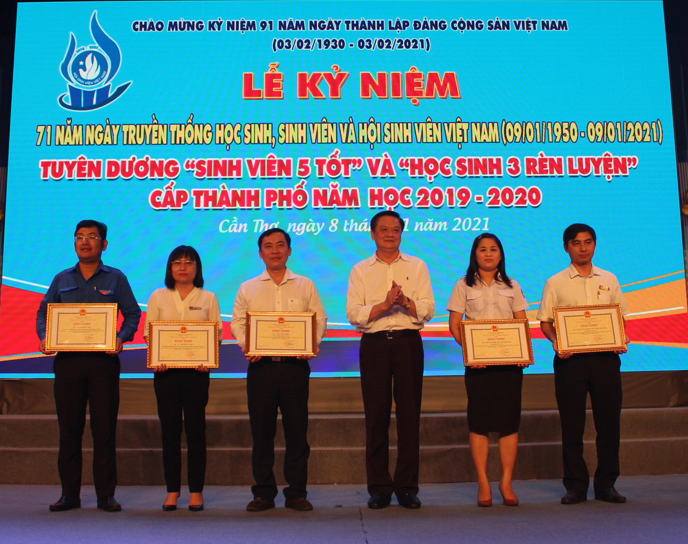 Cần Thơ tuyên dương 231 'Sinh viên 5 tốt' cấp thành phố ảnh 3