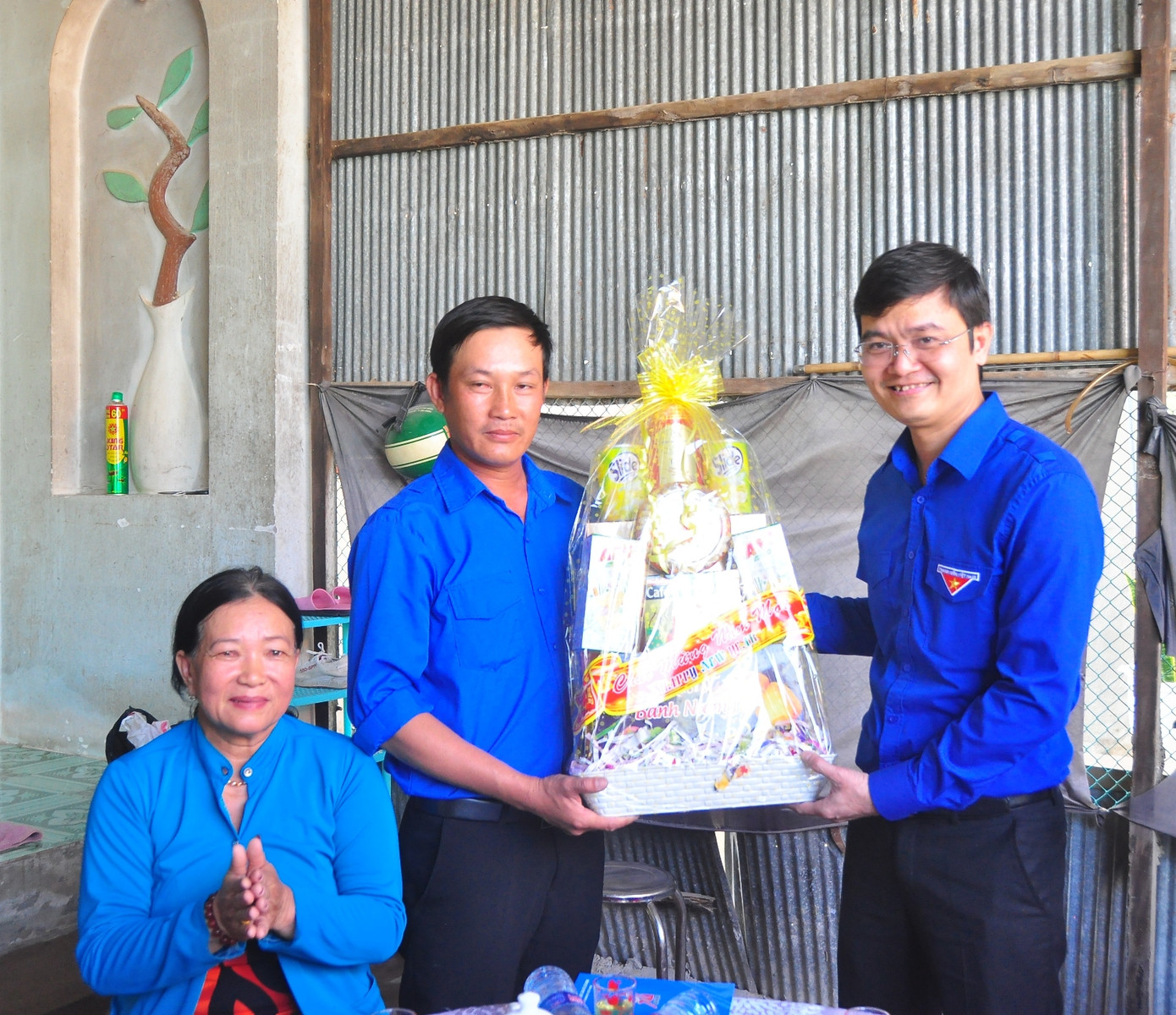 Bí thư Trung ương đoàn tặng quà chiến sĩ biên giới ảnh 6