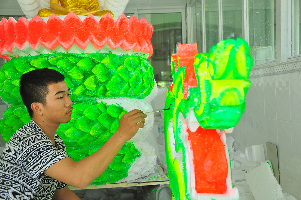 Sinh viên Trà Vinh tất bật làm hoa đăng cho lễ hội Ok Om Bok ảnh 3