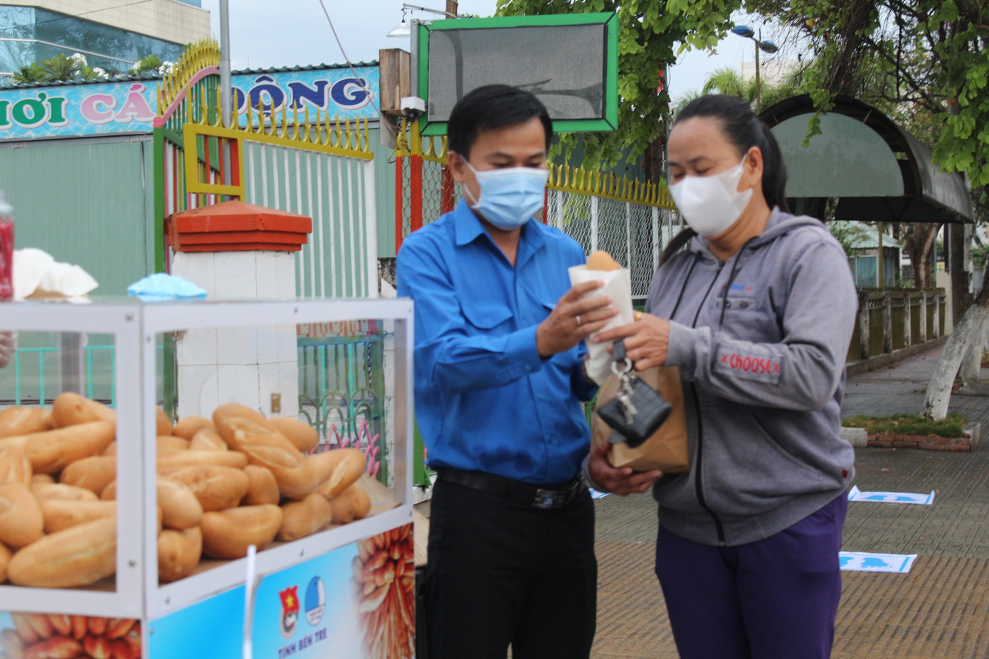 Bánh mì yêu thương ấm lòng người nghèo mùa COVID - 19 ảnh 2