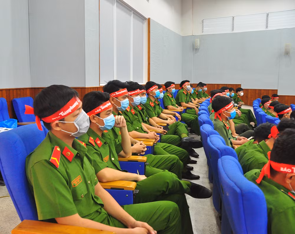 Hàng trăm bạn trẻ sôi nổi hiến máu tại trường ĐH An Giang ảnh 14