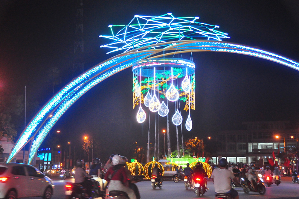 Pháo hoa rực sáng bầu trời, Việt Nam bước sang năm mới 2021 ảnh 88