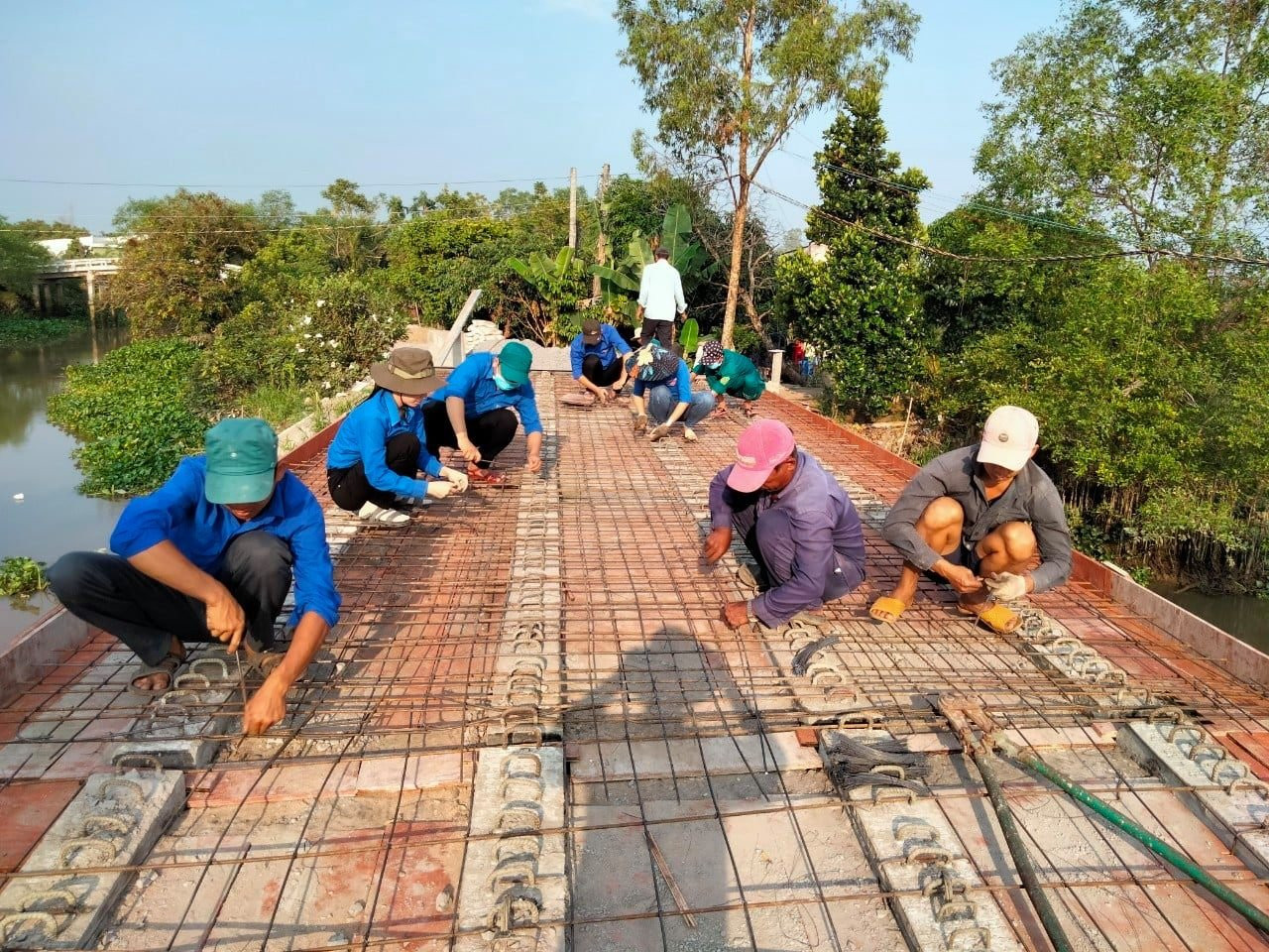 Đất Sen Hồng rực rỡ sắc xuân màu áo xanh tình nguyện ảnh 2