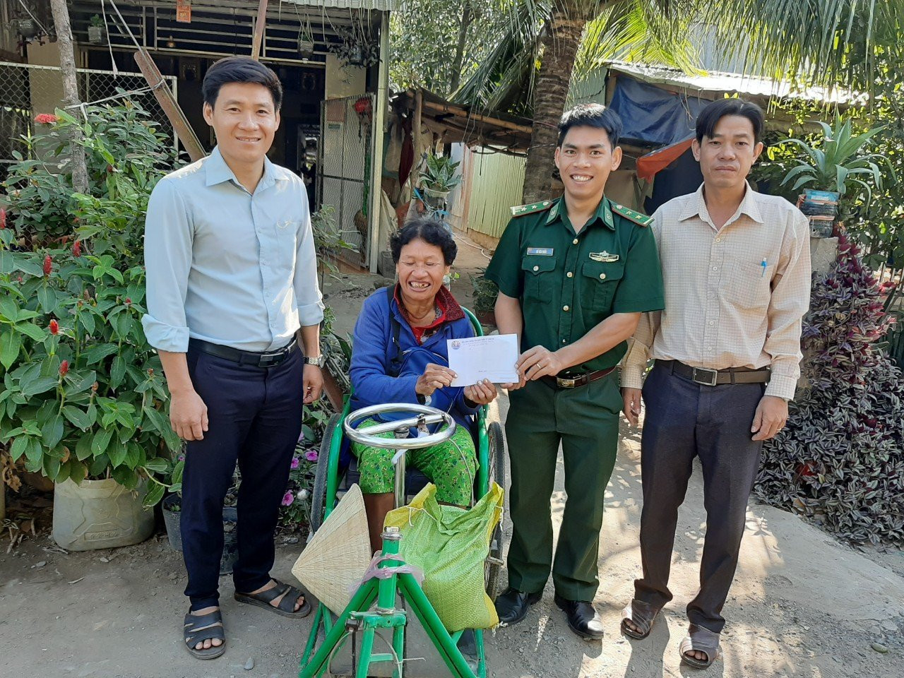 Đất Sen Hồng rực rỡ sắc xuân màu áo xanh tình nguyện ảnh 7