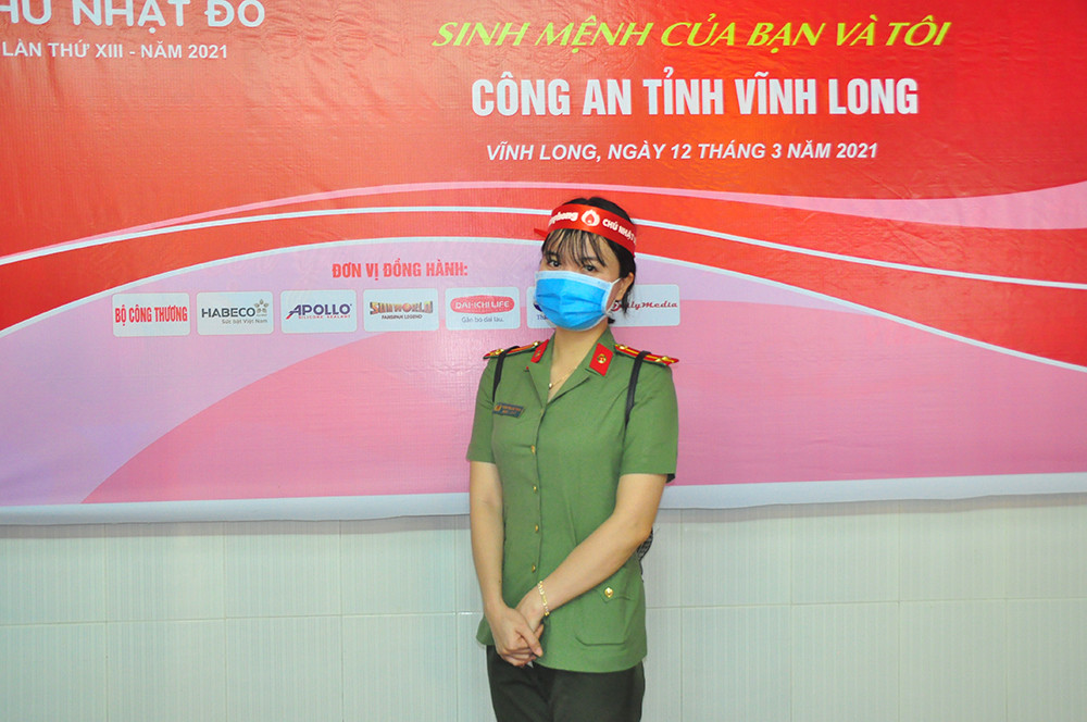Nữ chiến sĩ công an sôi nổi trong ngày hội hiến máu Chủ nhật Đỏ ảnh 5