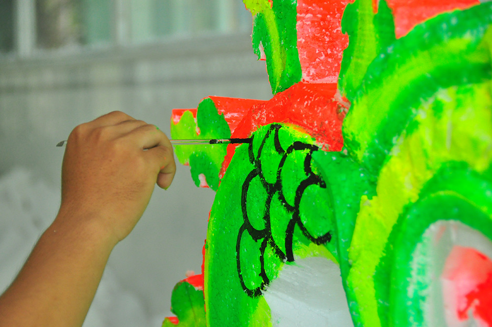 Sinh viên Trà Vinh tất bật làm hoa đăng cho lễ hội Ok Om Bok ảnh 6