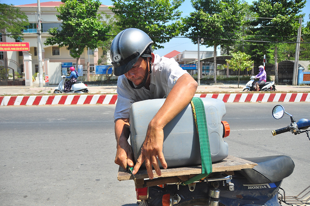 Giọt nước nghĩa tình giữa mùa hạn mặn ảnh 3