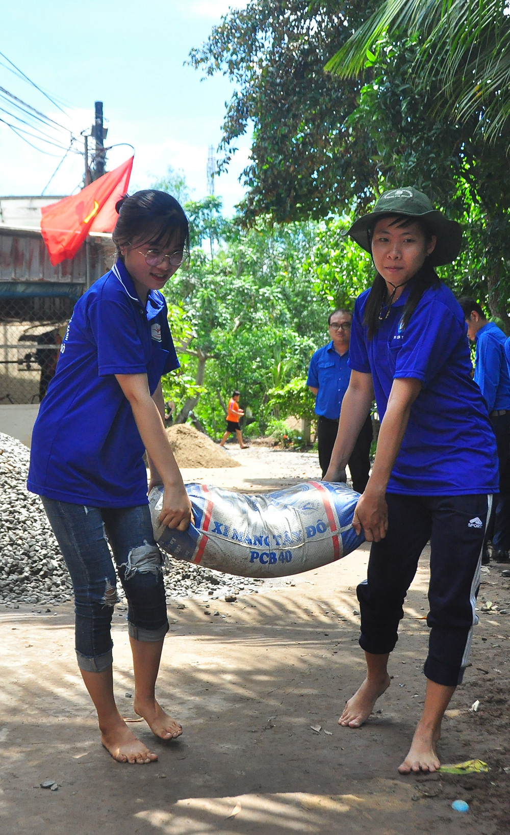 Những 'bóng hồng' tình nguyện không quản nắng mưa ảnh 4