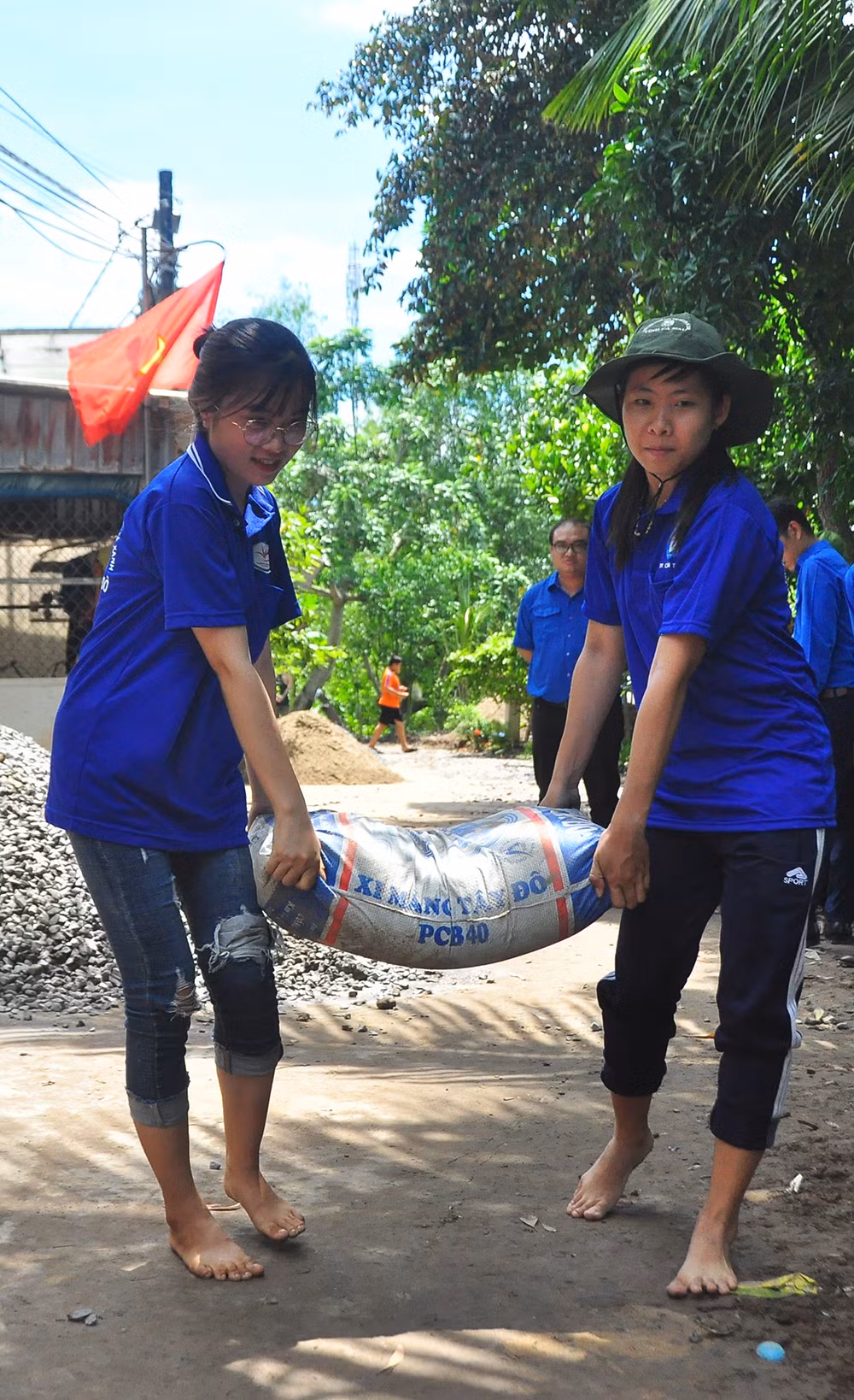 Những 'bóng hồng' tình nguyện không quản nắng mưa ảnh 4