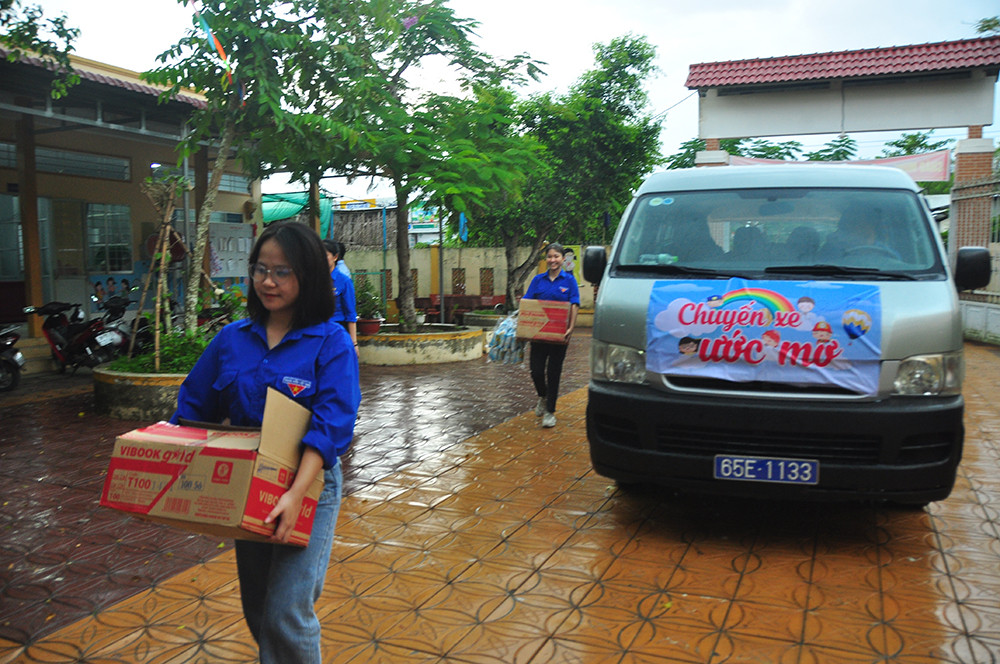 'Chuyến xe ước mơ' mang yêu thương đến với học sinh vùng sâu ảnh 21