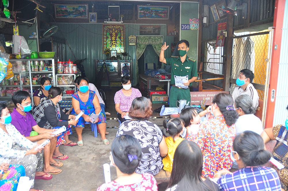Chiến sỹ biên phòng 'gõ từng nhà' tuyên truyền người dân vùng biên phòng dịch ảnh 9