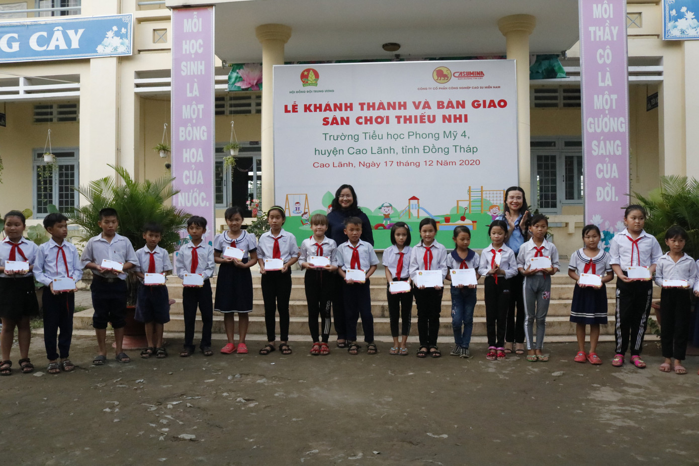 Hội đồng đội Trung ương tặng sân chơi cho thiếu nhi Đồng Tháp gần 1 tỷ đồng ảnh 3