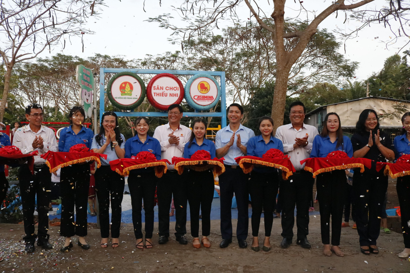 Hội đồng đội Trung ương tặng sân chơi cho thiếu nhi Đồng Tháp gần 1 tỷ đồng ảnh 2