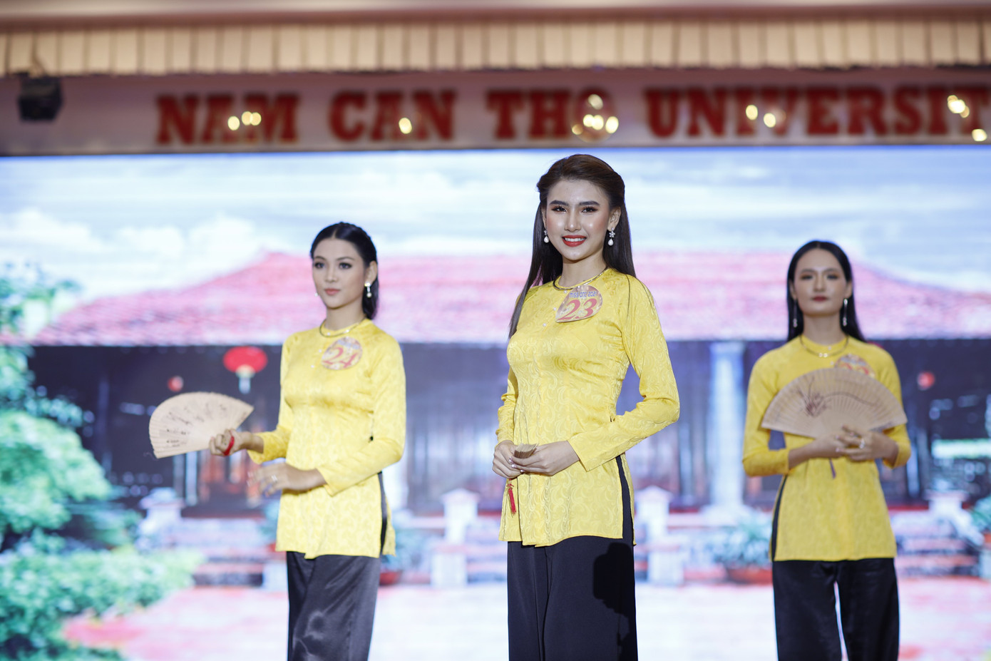 Các thí sinh khoe sắc trong bán kết Hoa khôi Đại học Nam Cần Thơ ảnh 9