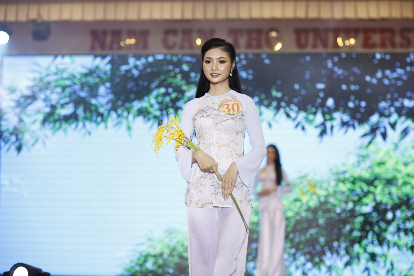 Các thí sinh khoe sắc trong bán kết Hoa khôi Đại học Nam Cần Thơ ảnh 10