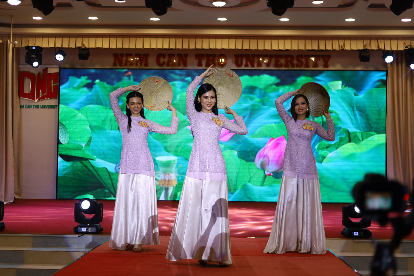 Các thí sinh khoe sắc trong bán kết Hoa khôi Đại học Nam Cần Thơ ảnh 7