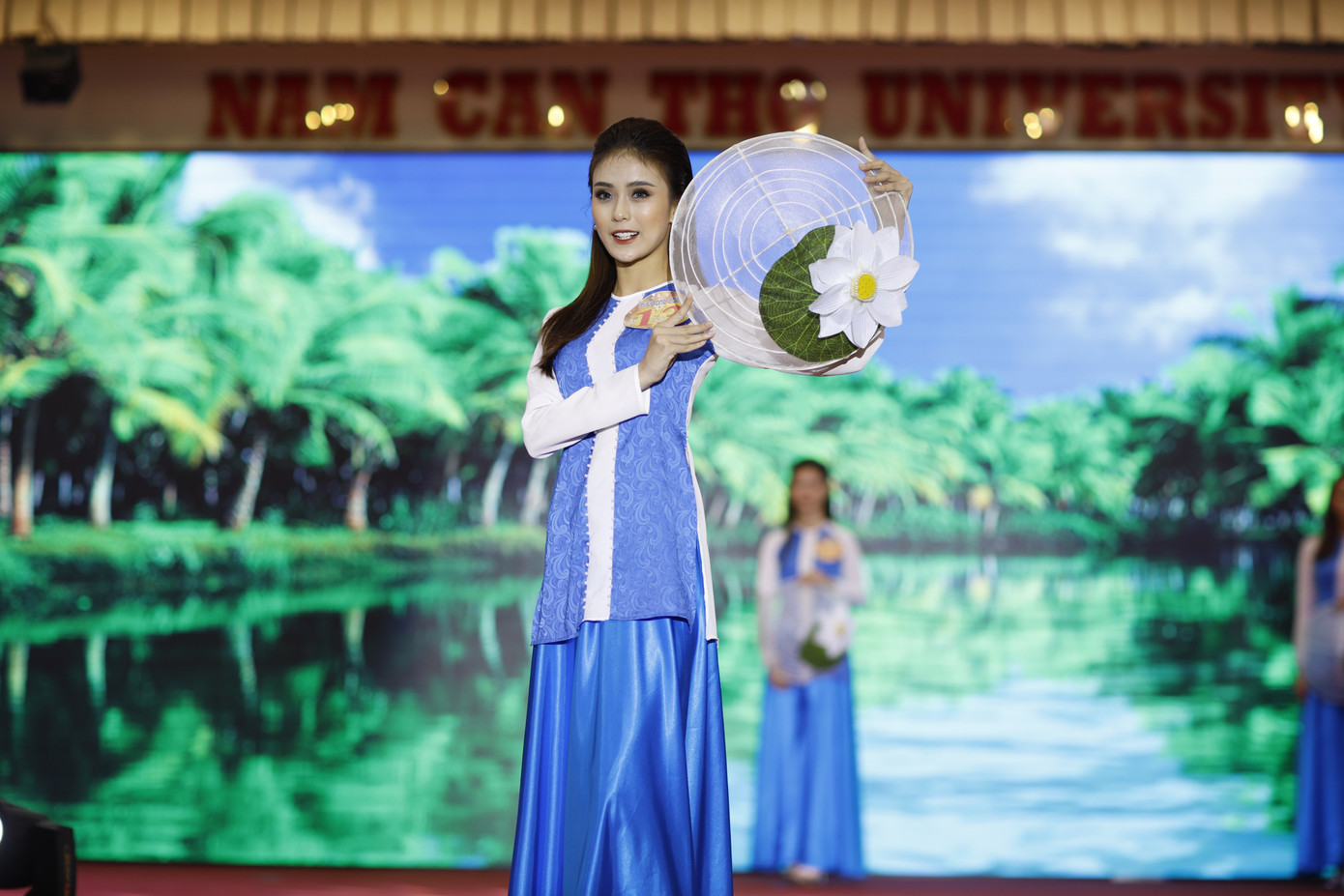 Các thí sinh khoe sắc trong bán kết Hoa khôi Đại học Nam Cần Thơ ảnh 8
