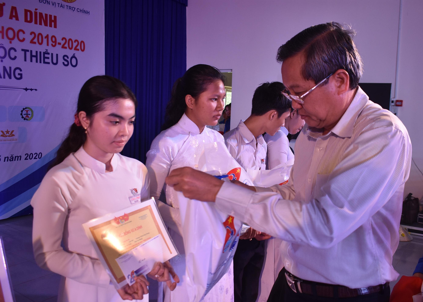 Học bổng Vừ A Dính tiếp sức học sinh dân tộc Chăm ở An Giang ảnh 2