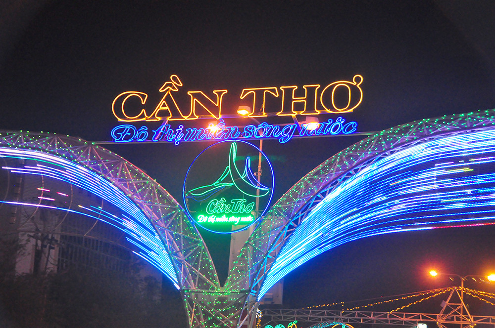 Pháo hoa rực sáng bầu trời, Việt Nam bước sang năm mới 2021 ảnh 89