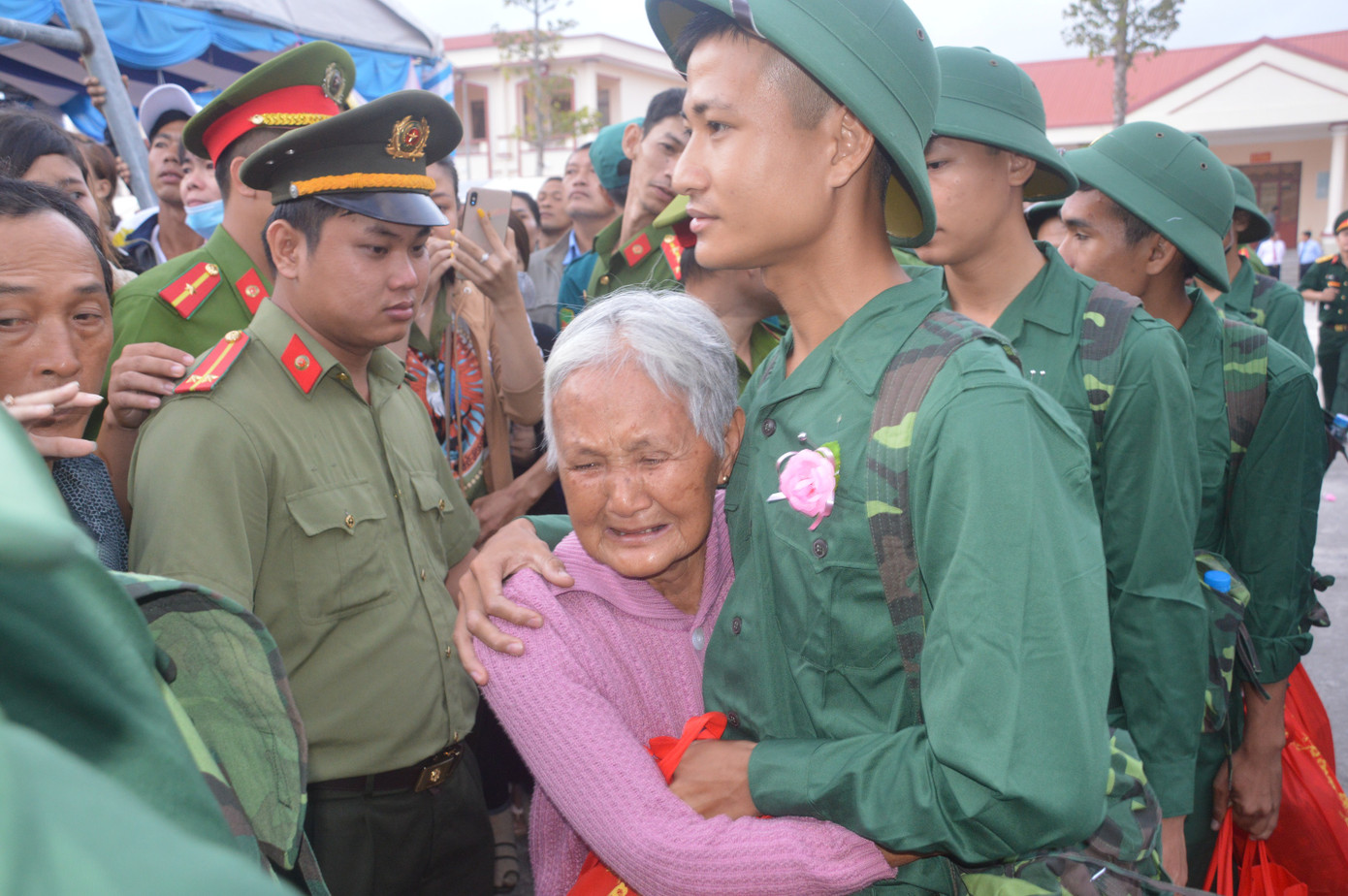 Hàng nghìn thanh niên ĐBSCL hăng hái lên đường bảo vệ tổ quốc ảnh 4