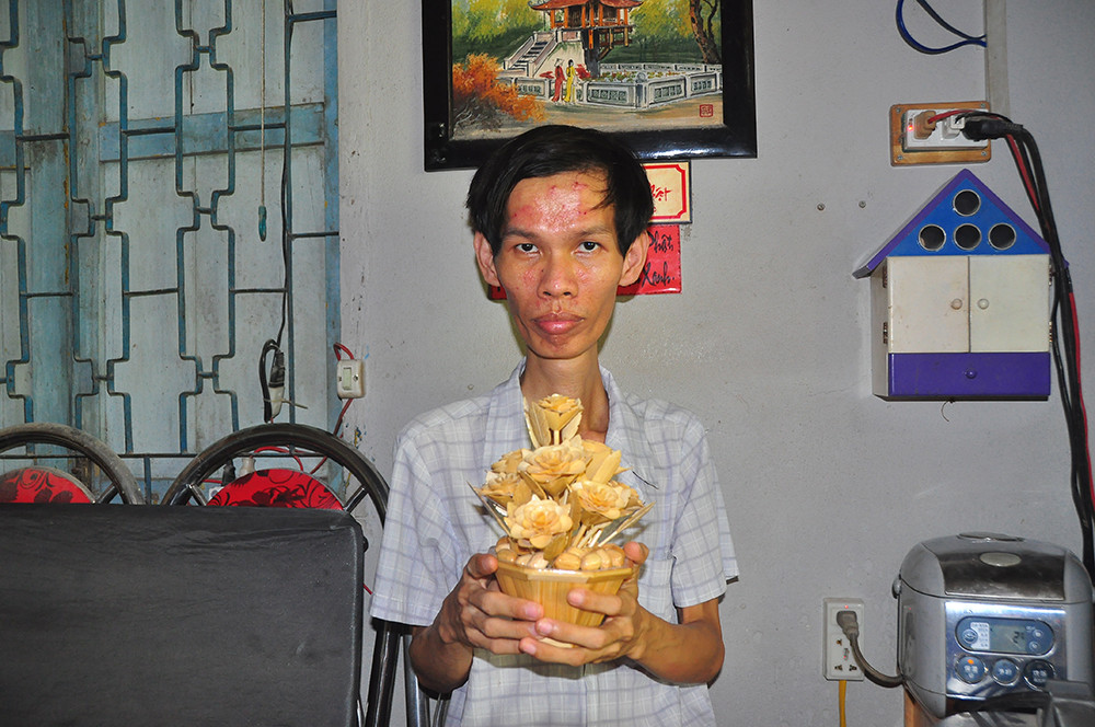 Tác phẩm nghệ thuật từ tre qua bàn tay khéo léo của chàng trai khuyết tật ảnh 2