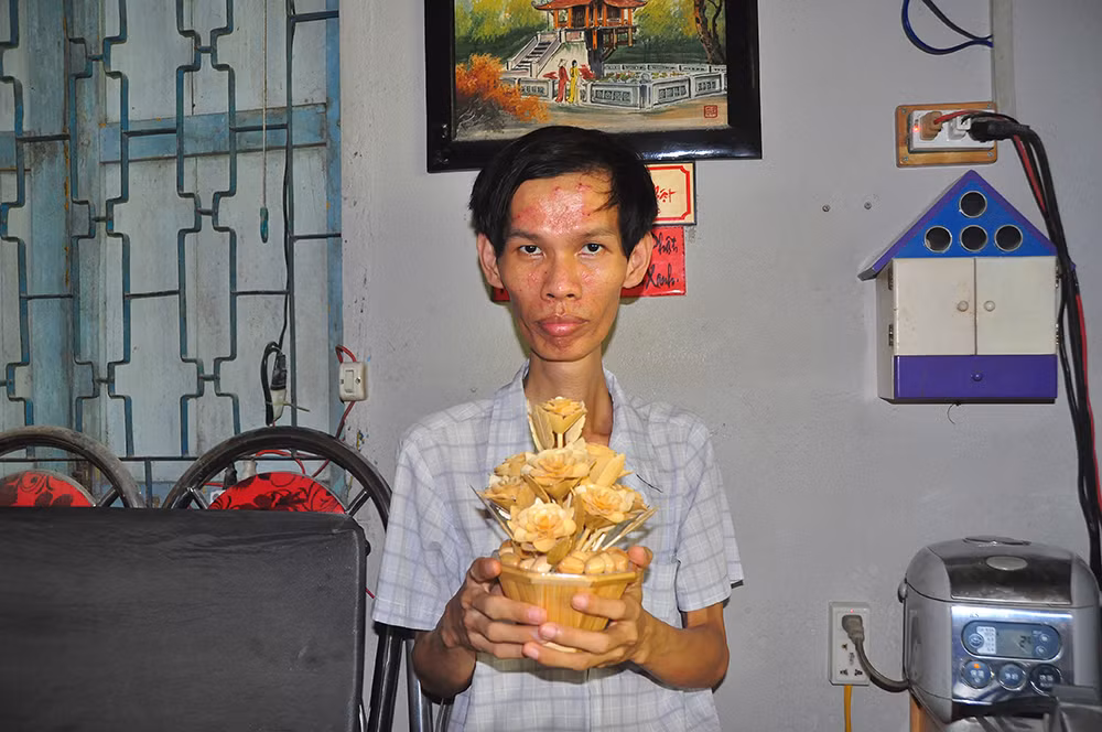 Tác phẩm nghệ thuật từ tre qua bàn tay khéo léo của chàng trai khuyết tật ảnh 2