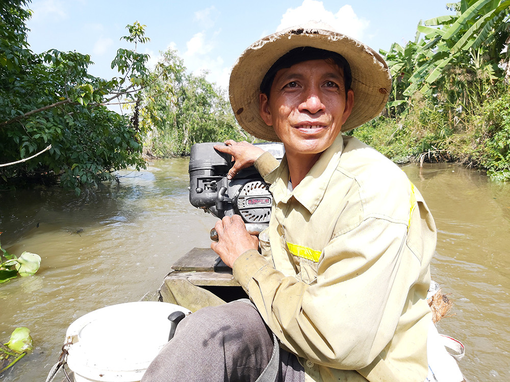 Ớn lạnh cảnh thợ trèo lên cây cao chót vót lấy mật ong ở miền Tây ảnh 12